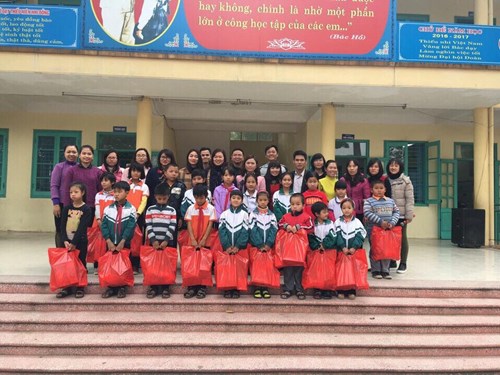 Trường Tiểu học Vũ Xuân Thiều tặng quà cho học sinh nghèo nhân dịp Tết Nguyên đán của đơn vị kết nghĩa - Trường Tiểu học Trung Màu